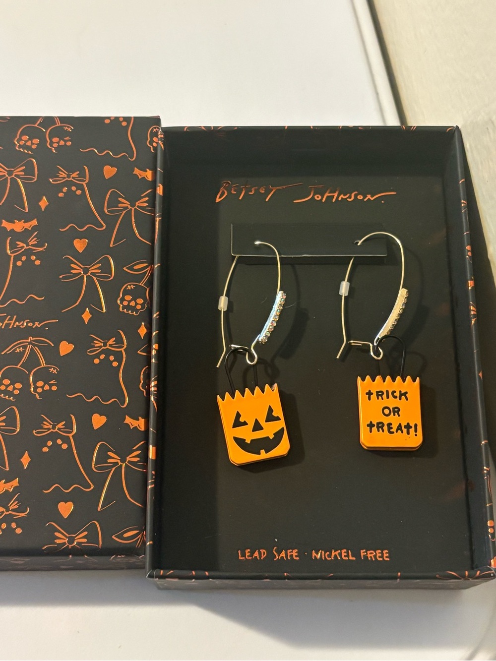 NIB Betsey Johnson Halloween Trick Or Treat Pumpkin Bag Dangle Hoop Earrings